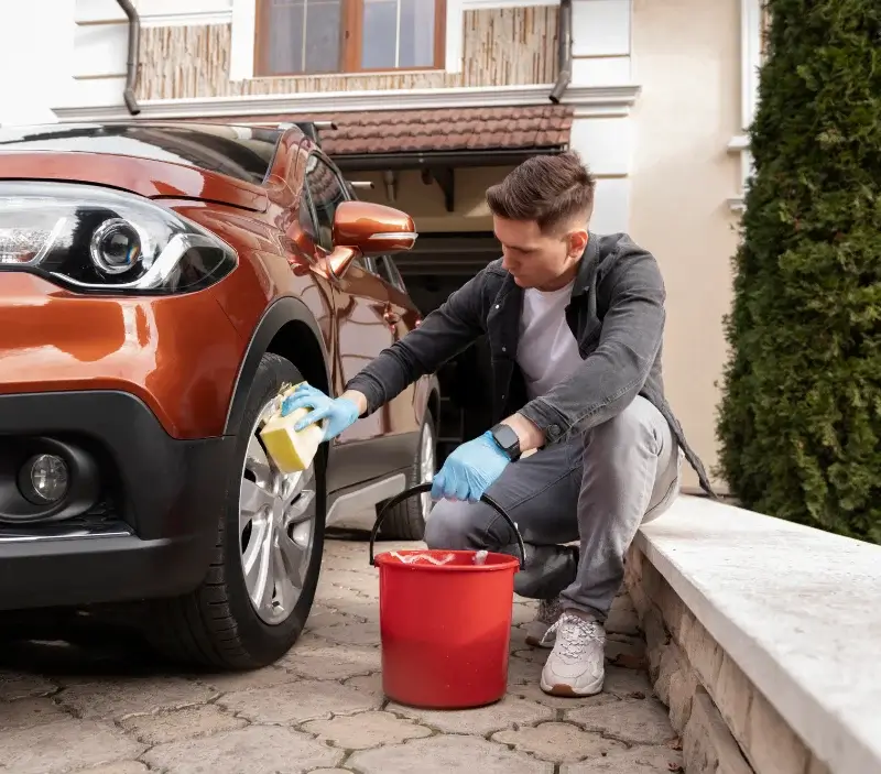 Lavage auto à domicile Tournai-sur-Dive : professionnel intervenant sur un véhicule